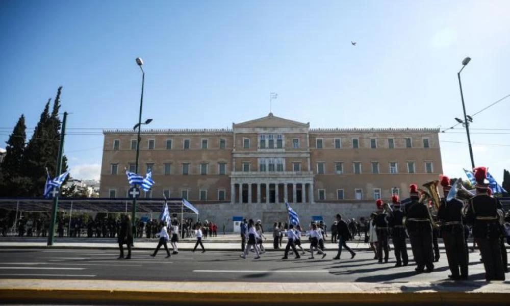 28η Οκτωβρίου: Μαθητική παρέλαση στην Αθήνα μετά από δύο χρόνια–Το κέντρο γεμάτο ξανά με μαθητές και σημαίες